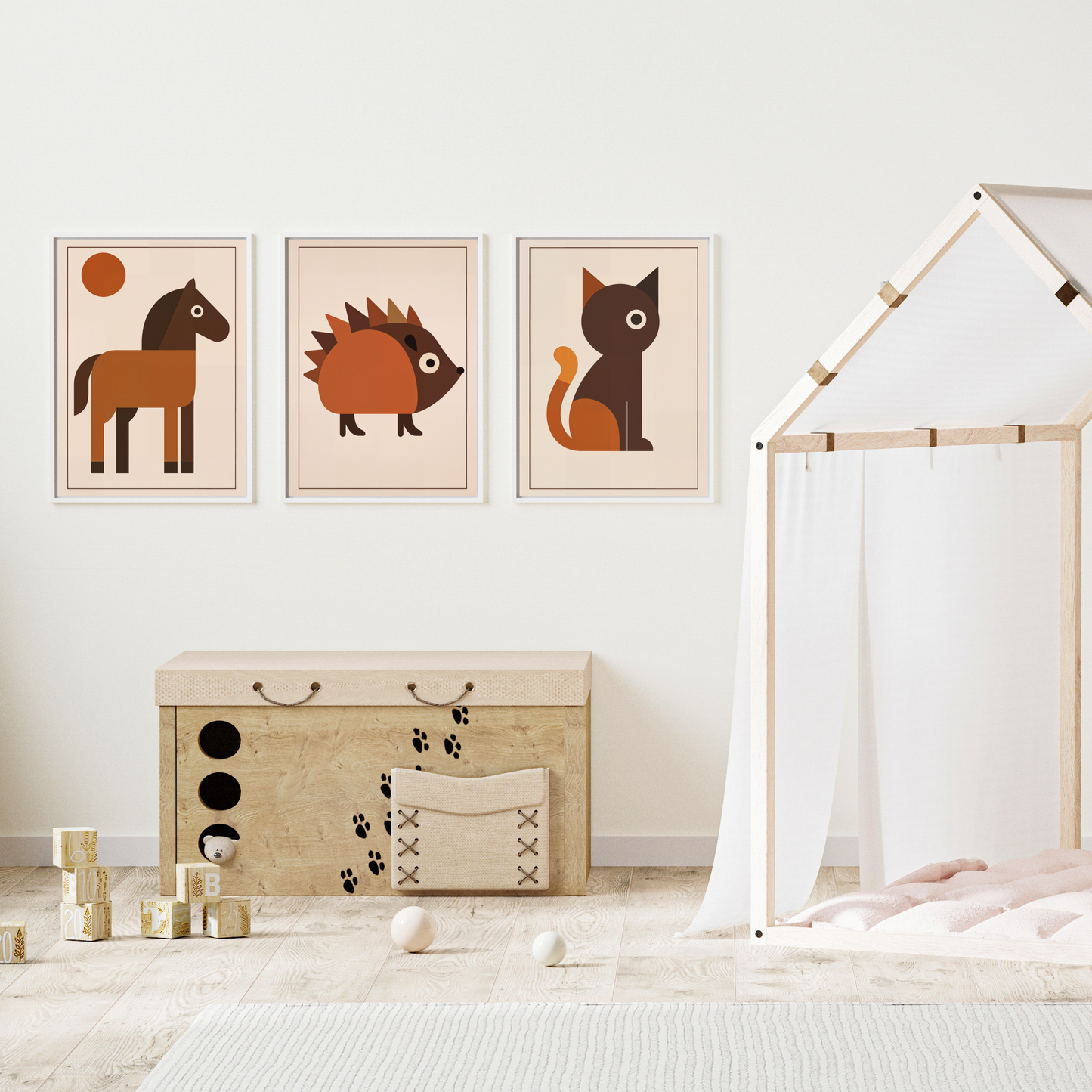Tavelvägg med midcentury-posters av häst, igelkott och katt i stilrent barnrum med leksakskista och lekkoja
