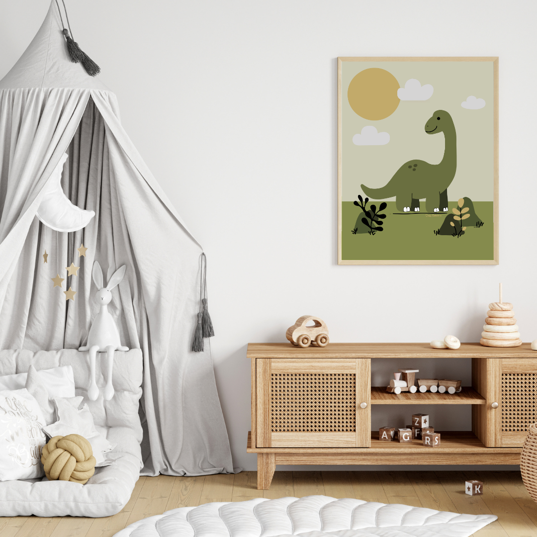 Väggposter med grön dinosaurie, dekorerad i ett lekfullt barnrum – Dino Brachio från Lillrum.