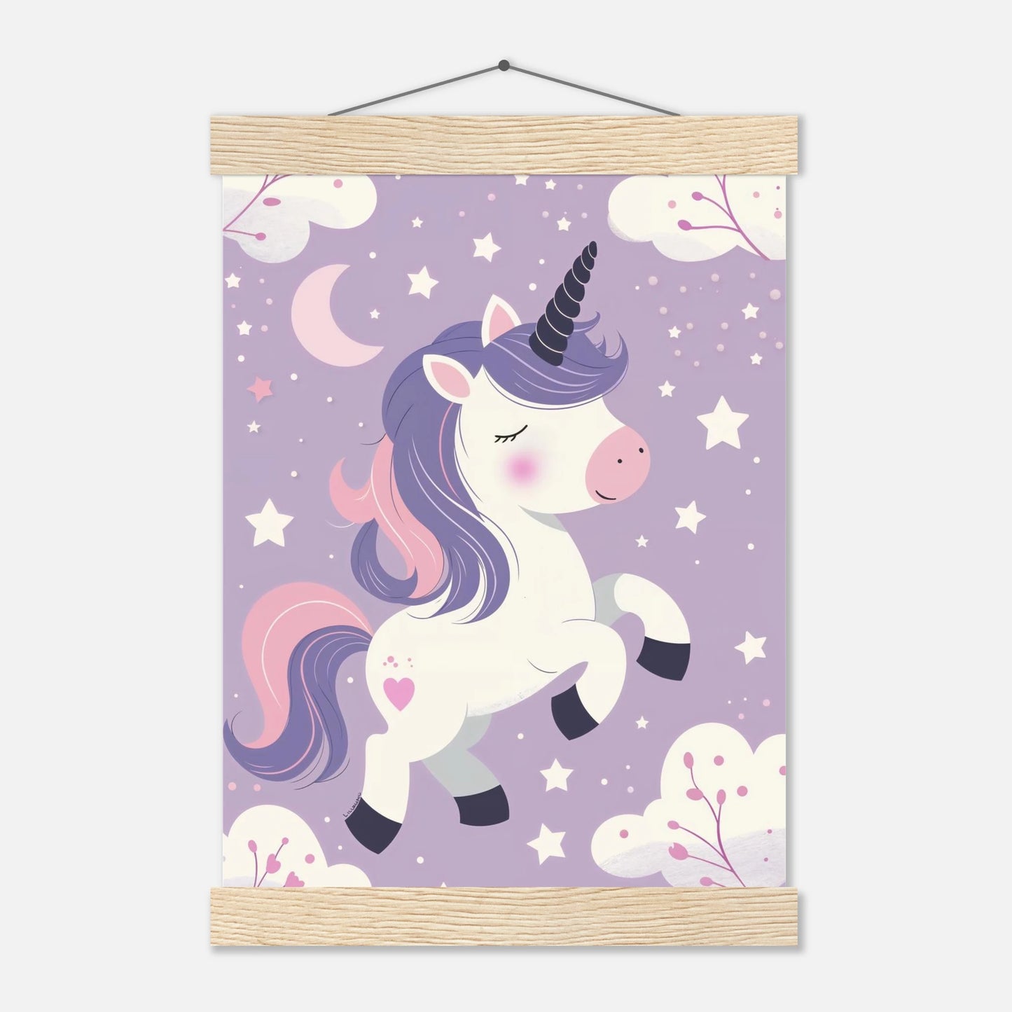 Sagolik illustration av en enhörning i ett nattligt landskap – poster från Lillrum.