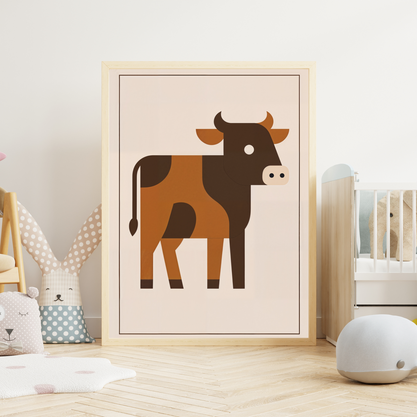 Poster med stiliserad ko i midcentury modern-stil i ljust barnrum med spjälsäng, trädetaljer och textilier i pastell