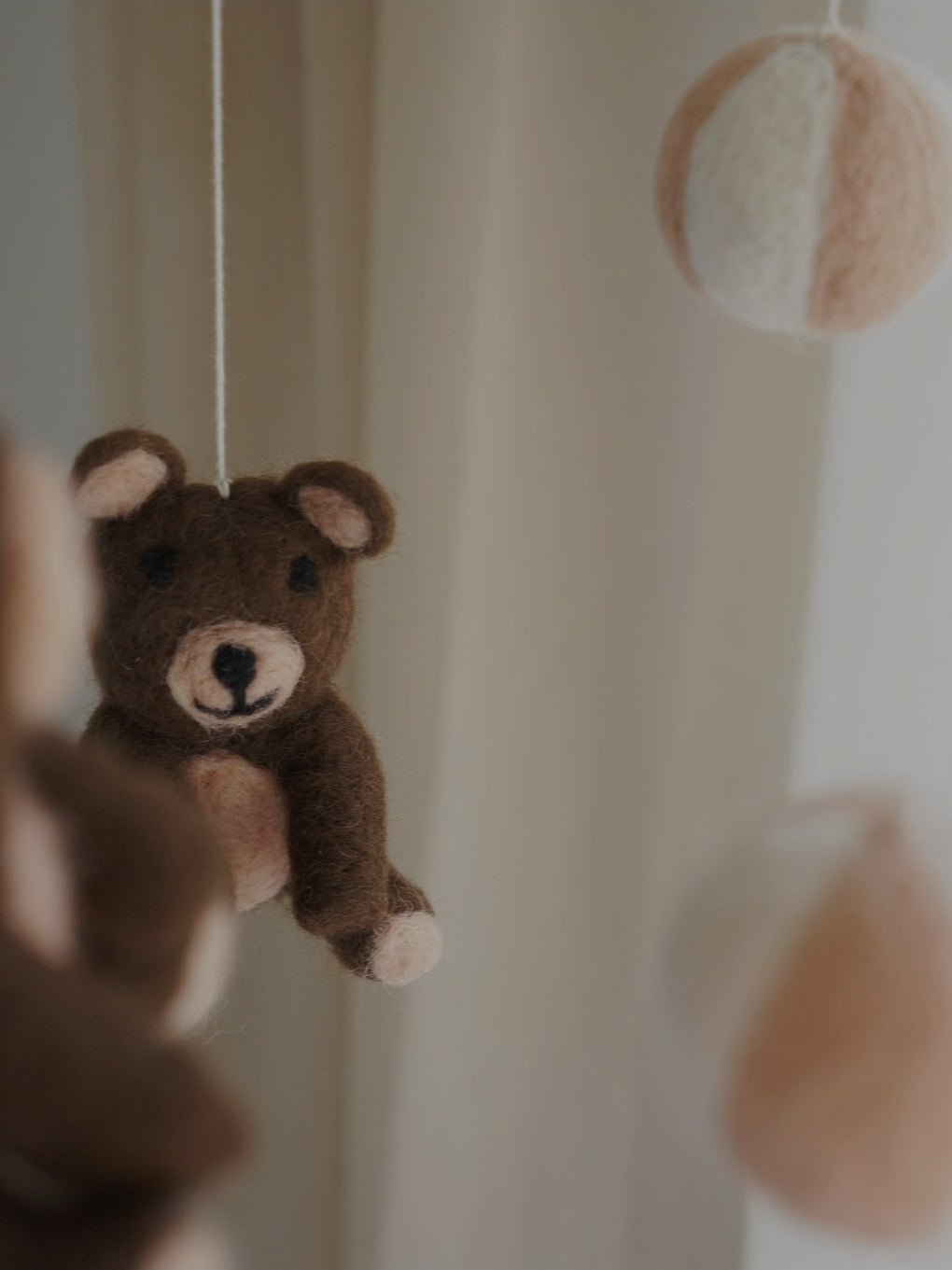 Handsydd mobil, Björnar och bollar, beigerosa