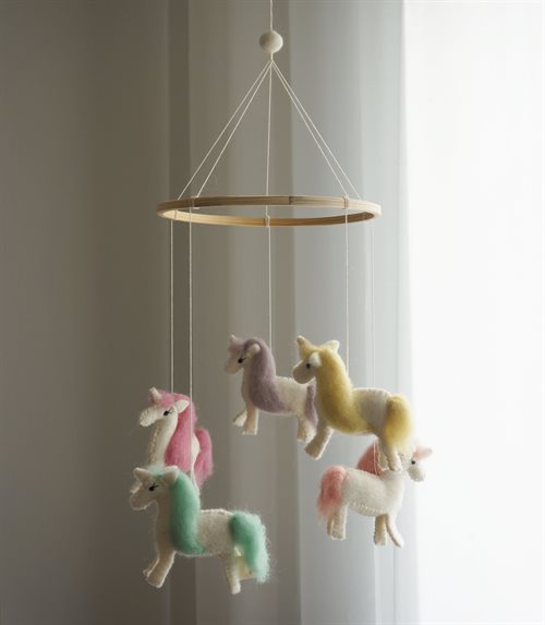 Handsydd mobil, Enhörning, Pastell