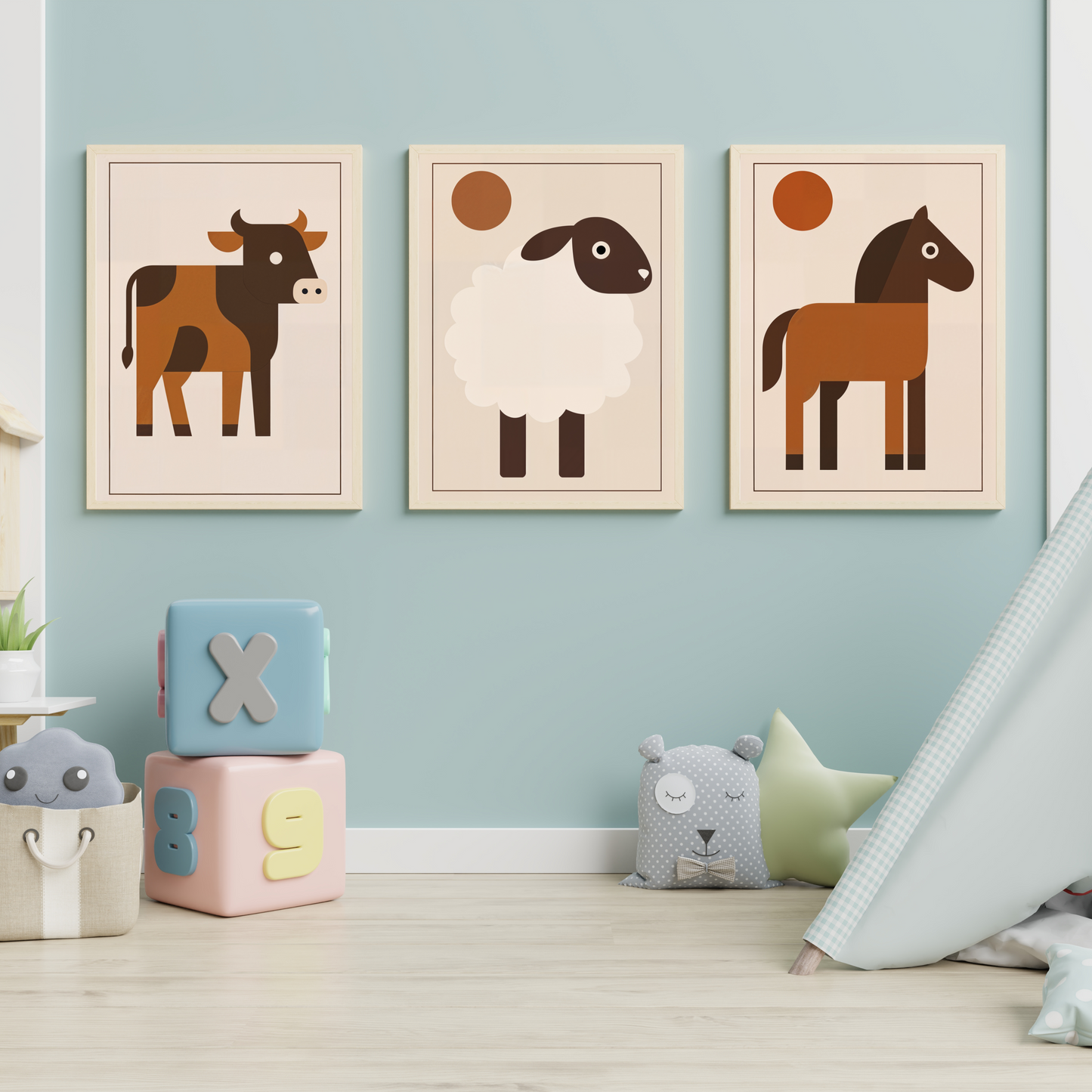 Tre midcentury modern-posters med ko, får och häst i barnrum med blå vägg, tält och mjuka leksaker