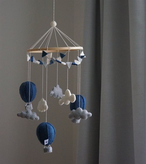 Handsydd mobil, Luftballonger med vimpel, Mörkblå