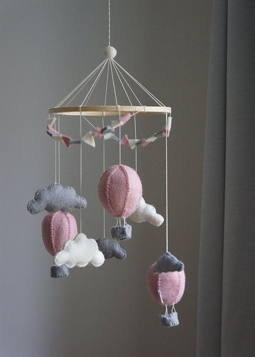 Handsydd mobil, Luftballonger med vimpel, Rosa