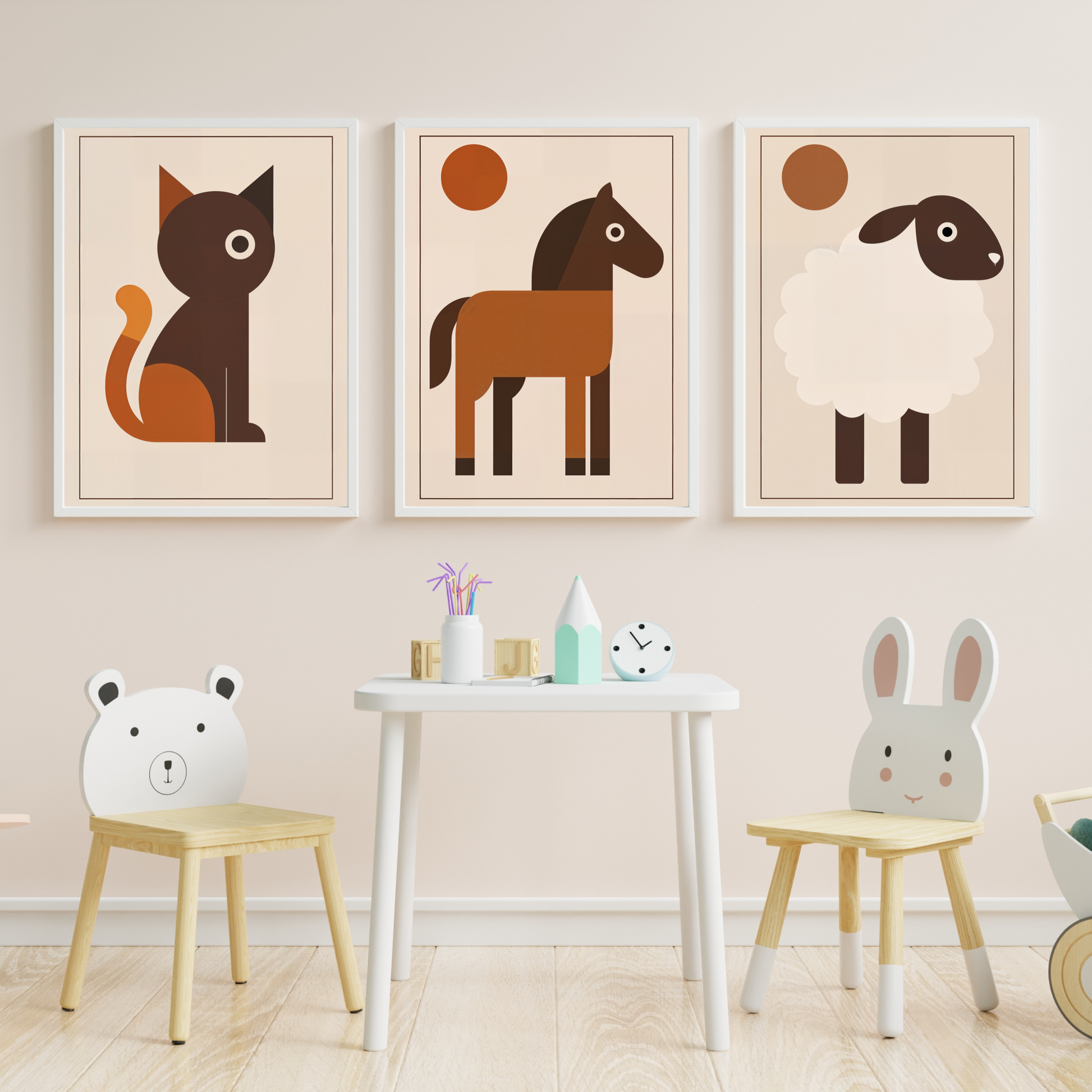 Tavlor med katt, häst och får i midcentury modern-stil ovanför barnbord med djurstolar i ljust barnrum