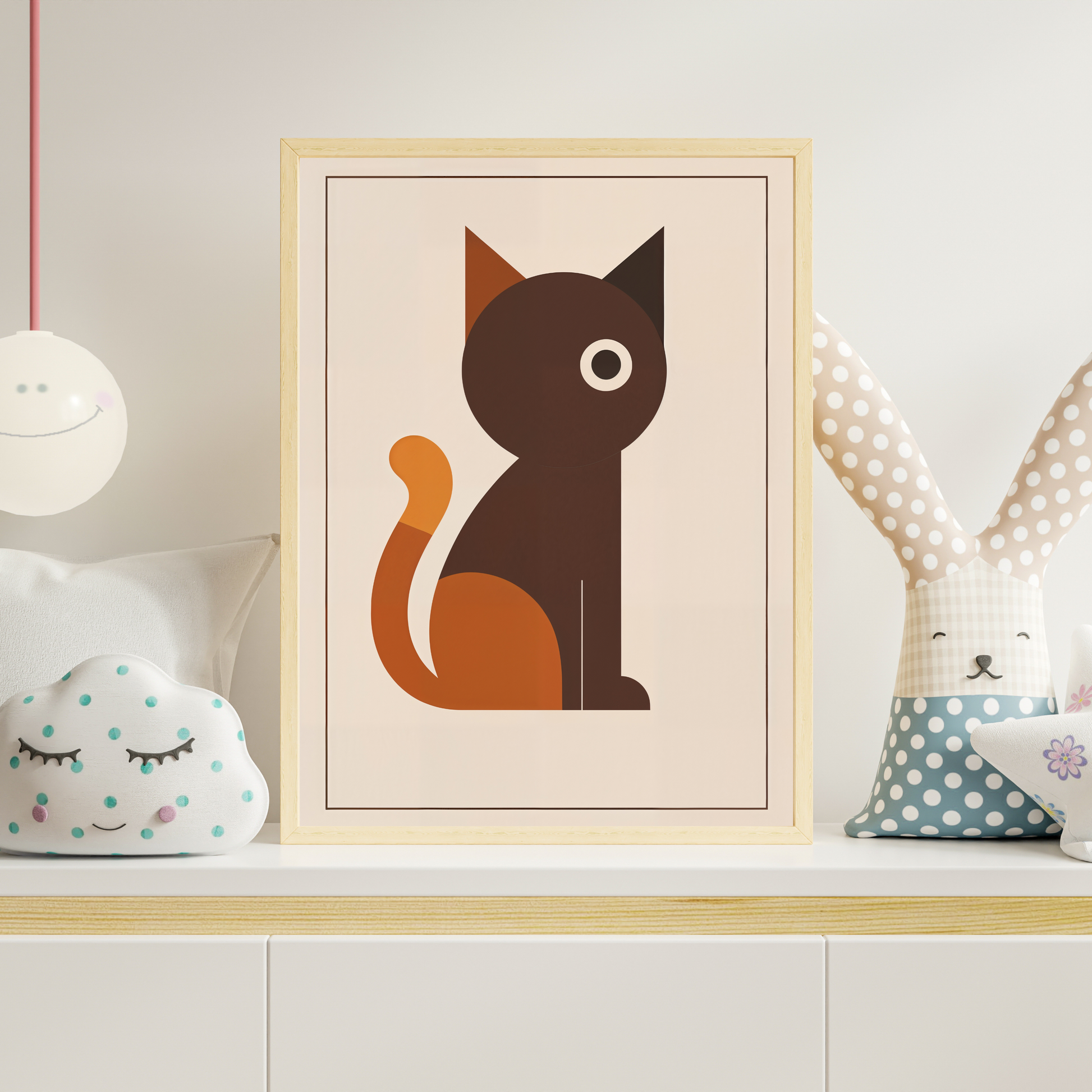 Poster med stiliserad katt i midcentury modern-stil på vit hylla i barnrum med mjukisdjur och pastellfärger