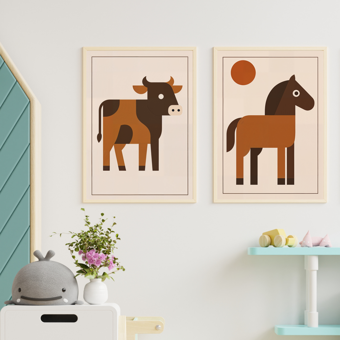 Två midcentury modern-posters med ko och häst i barnrum med färgstarka detaljer och träleksaker