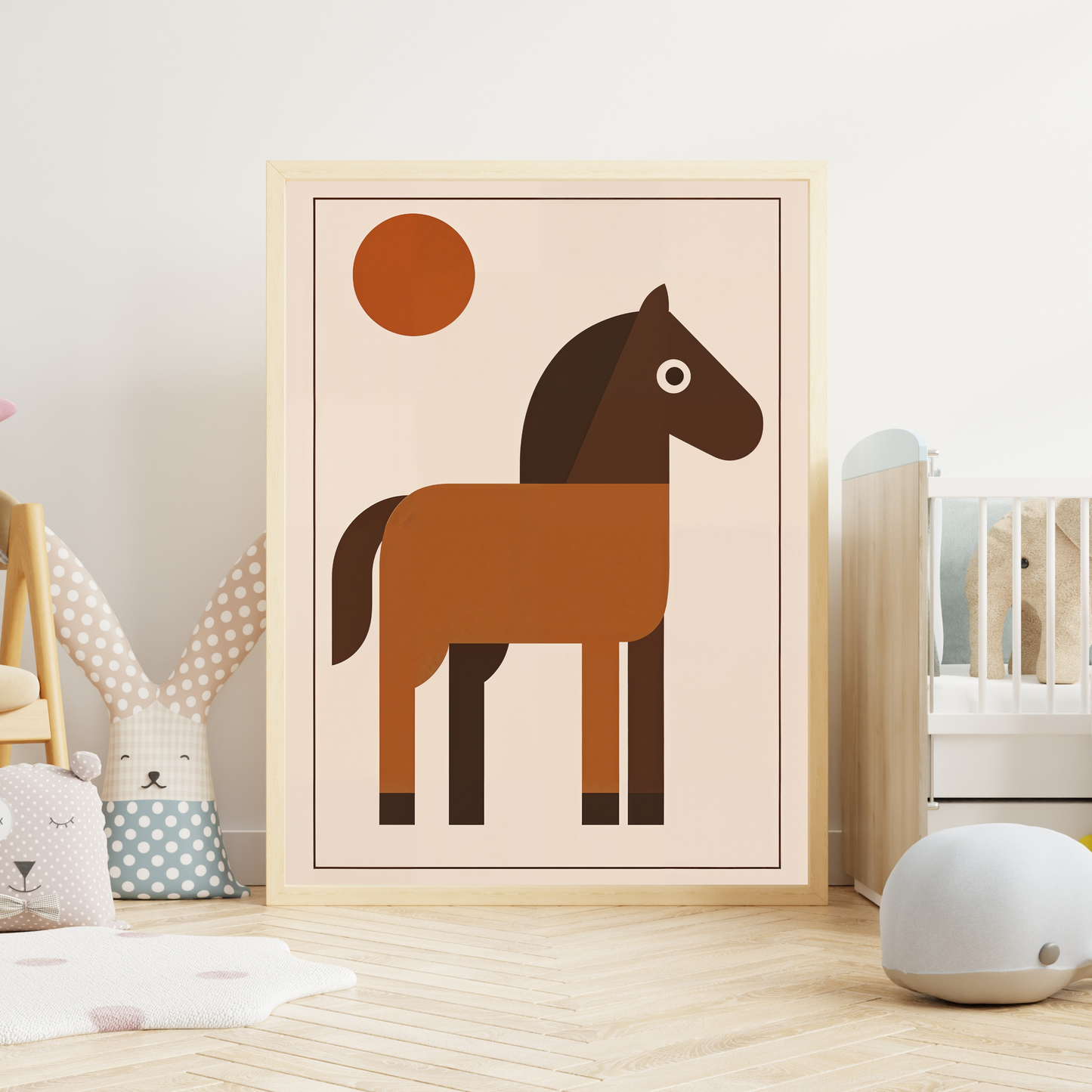 Poster med stiliserad häst och sol i midcentury modern-stil i ljust barnrum med spjälsäng och trädetaljer