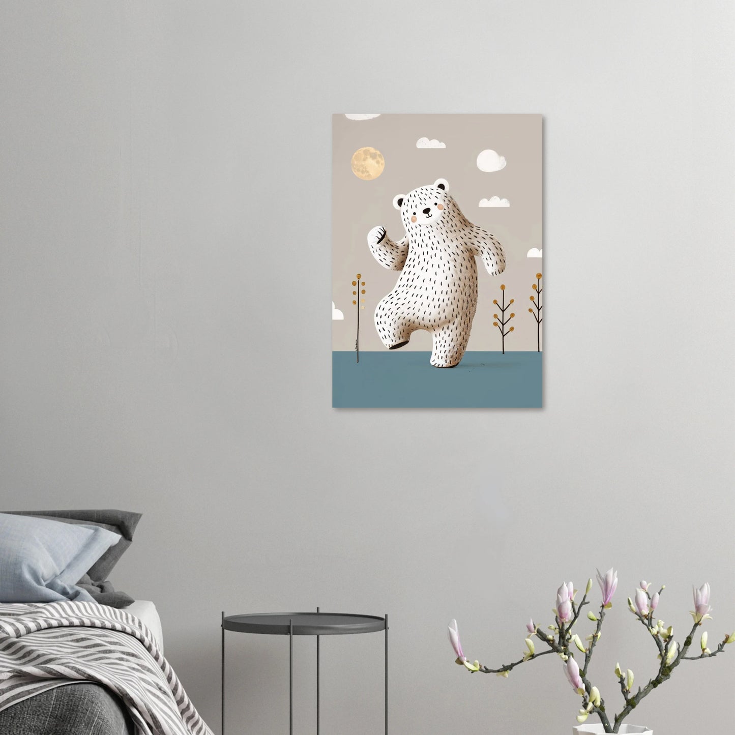 Stilren barnposter med vit isbjörn i rörelse, perfekt för nordiskt inredda barnrum.