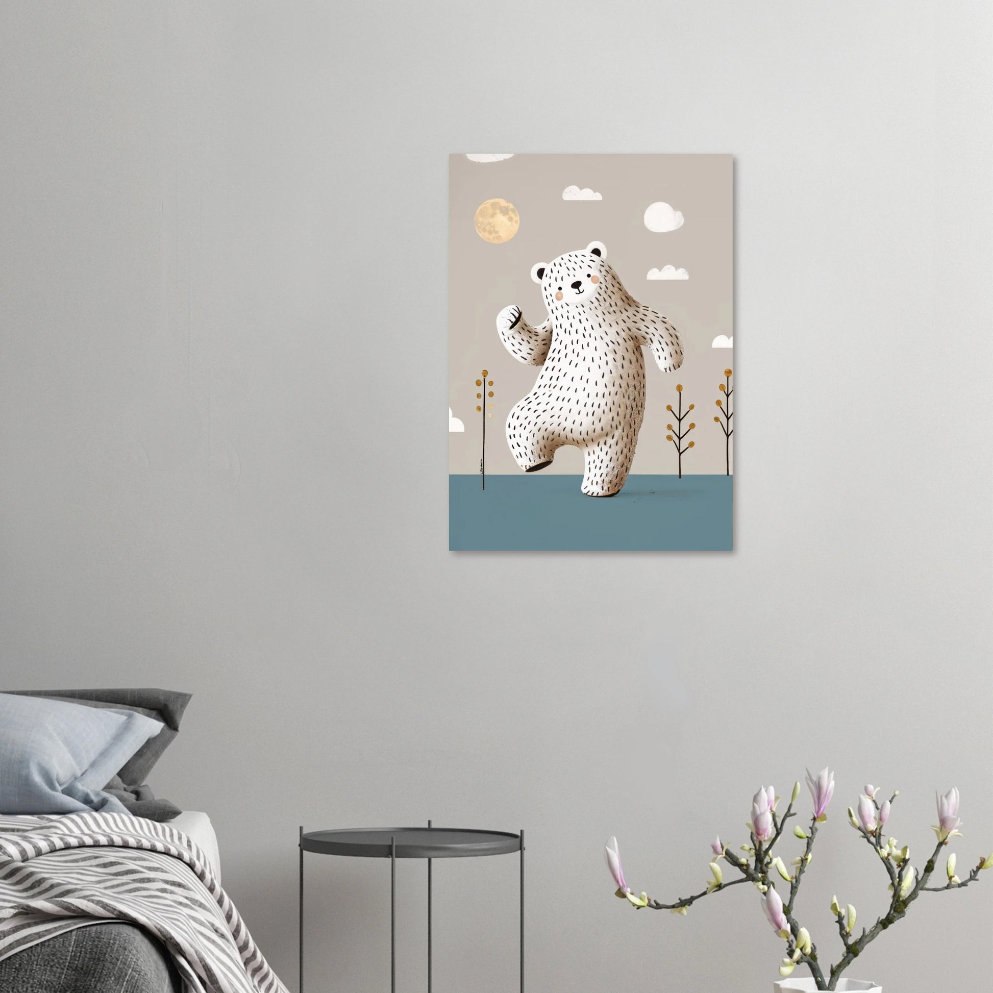 Stilren barnposter med vit isbjörn i rörelse, perfekt för nordiskt inredda barnrum.