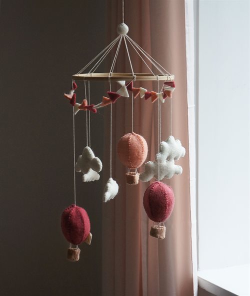 Handsydd mobil, Luftballonger med vimpel, Korall