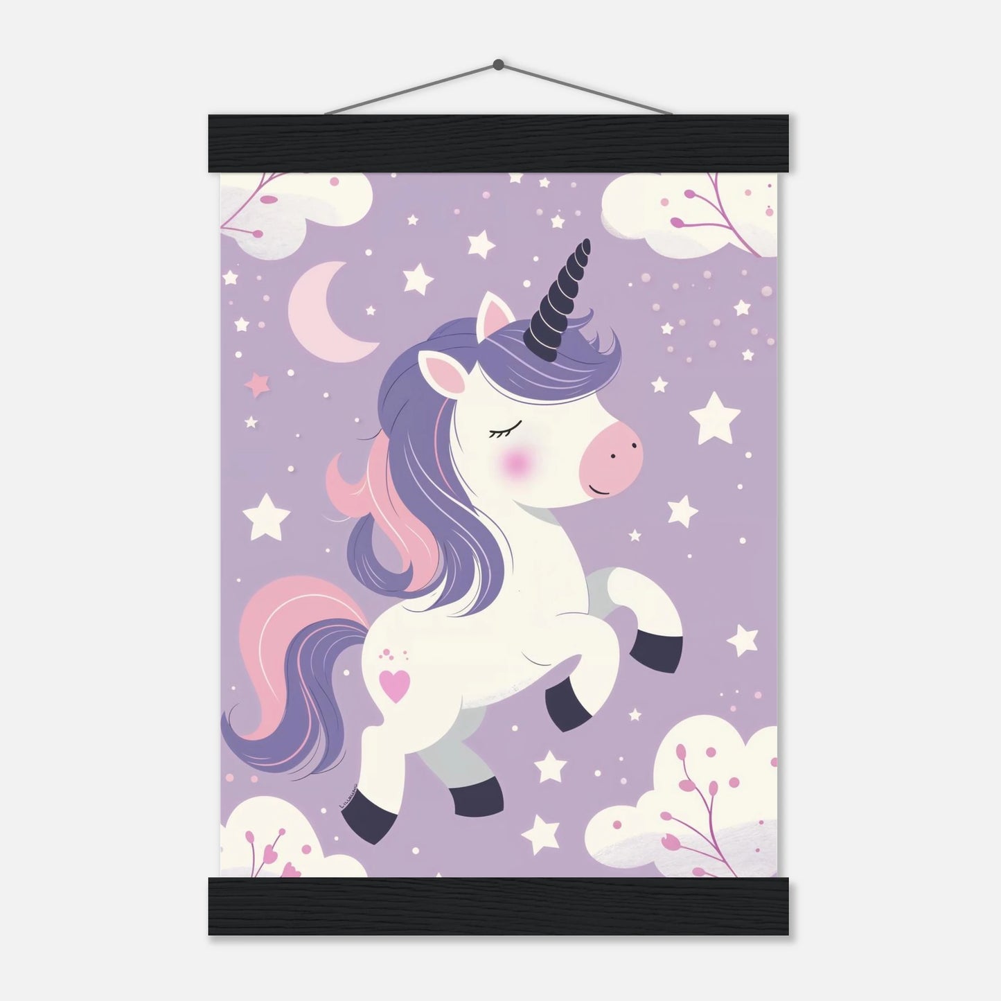 Barnposter med enhörning och lila stjärnhimmel – perfekt för fantasifulla drömmar.